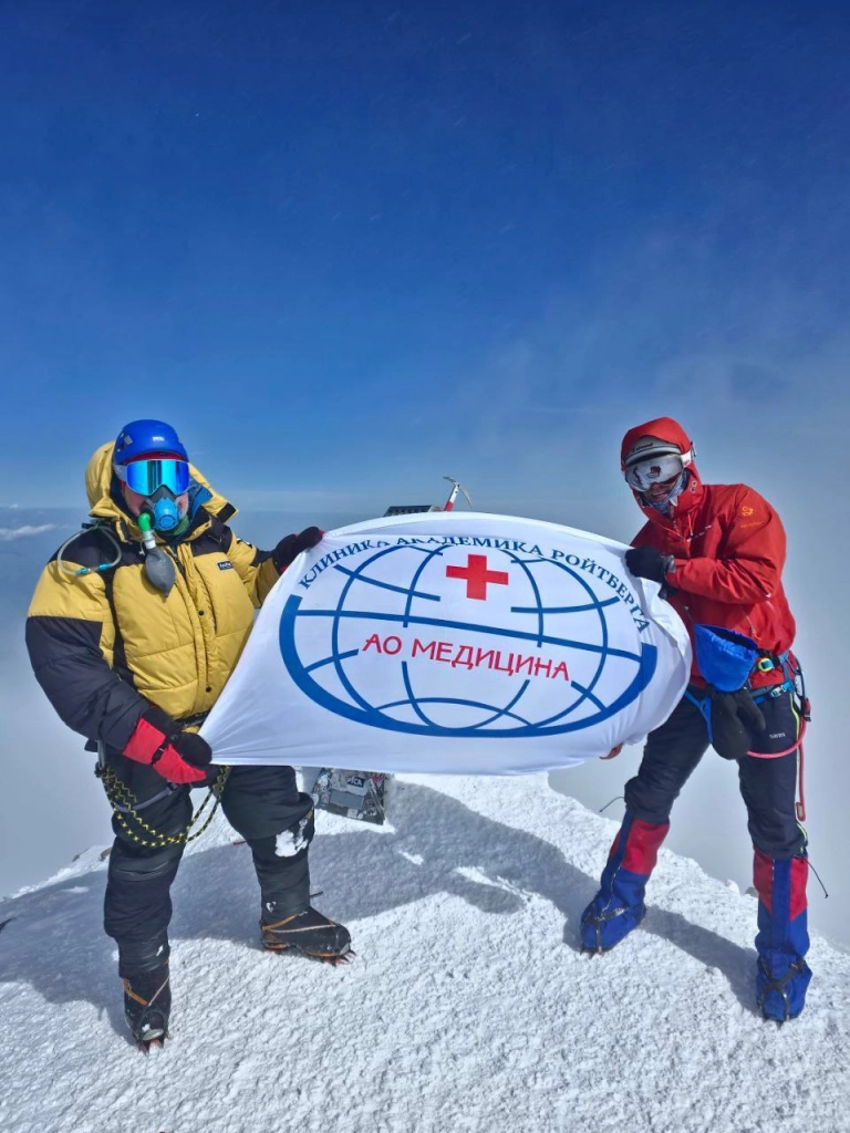 Флаг АОМедицина на Эльбрусе