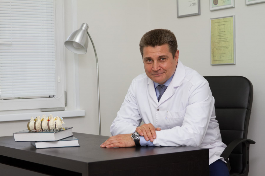 Руководитель Центра патологии позвоночника, нейрохирург, травматолог-ортопед д. м. н. Бакланов Андрей Николаевич.