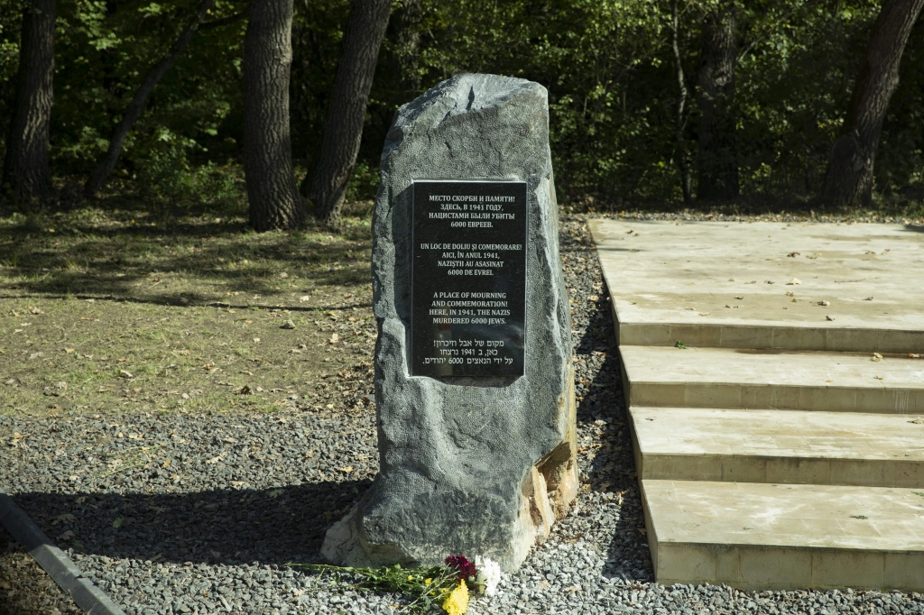 Монумент памяти жертвам Холокоста открыт в Молдове по инициативе академика Григория Ройтберга 