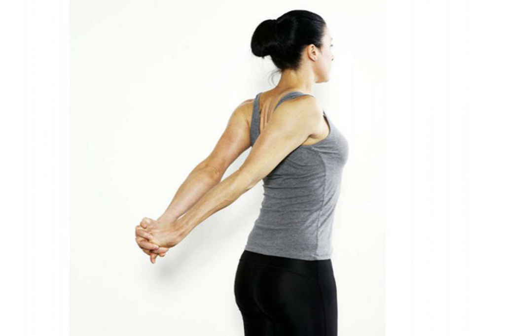 Качнувшись вправо. Упражнения для спины стоя. Красивая осанка. Растяжка мышц плечевого пояса. Упражнение руки за спиной.